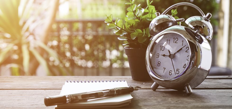 despertador, caneta e bloco de notas- gestão do tempo