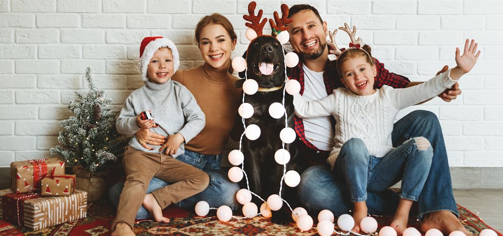 Feliz Natal! família, mãe, pai e filhos com cachorro com presentes e decoração de natal.