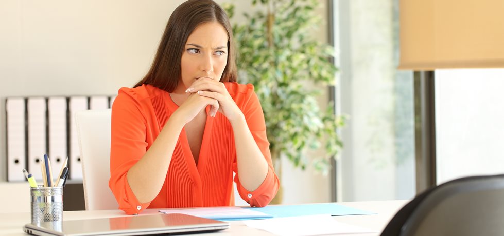 Mulher insegura no trabalho