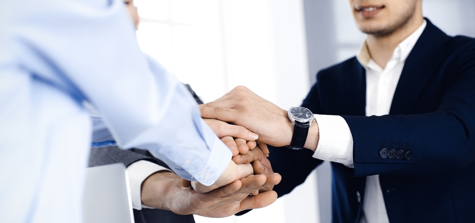 Colegas de trabalho juntando as mãos