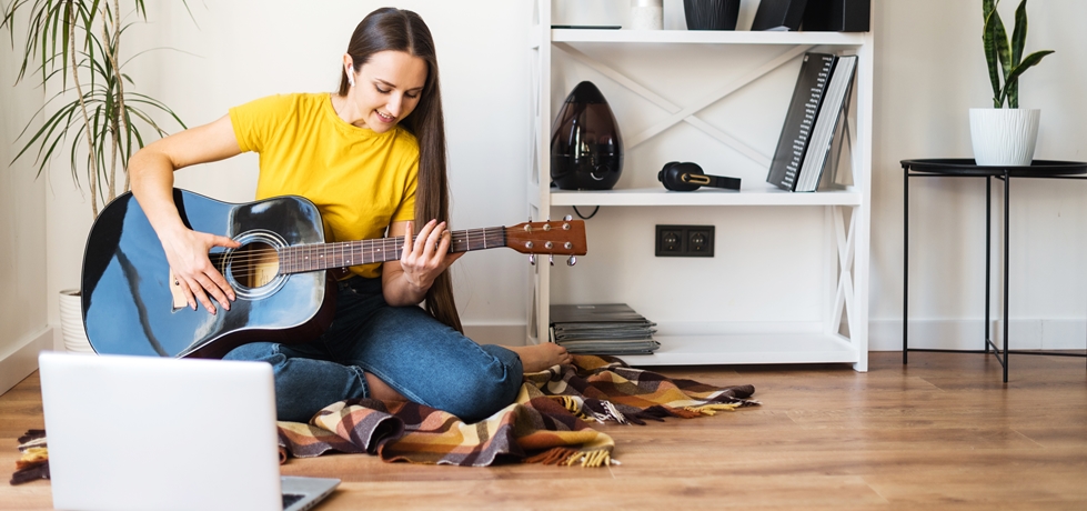 Mulher tocando violão