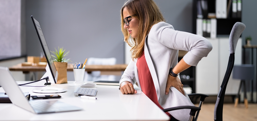 Mulher de má postura sentada no escritório