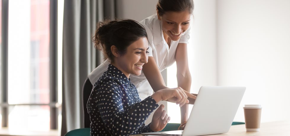 Mulher ajudando sua colega de trabalho