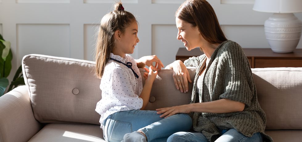 Mãe e filha conversando