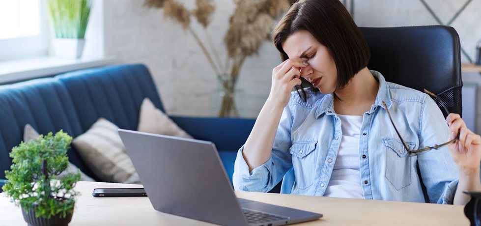 Mulher estressada no trabalho