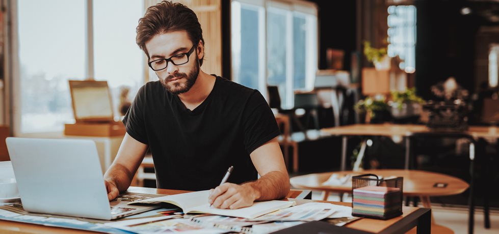 Homem trabalhando no modelo officeless