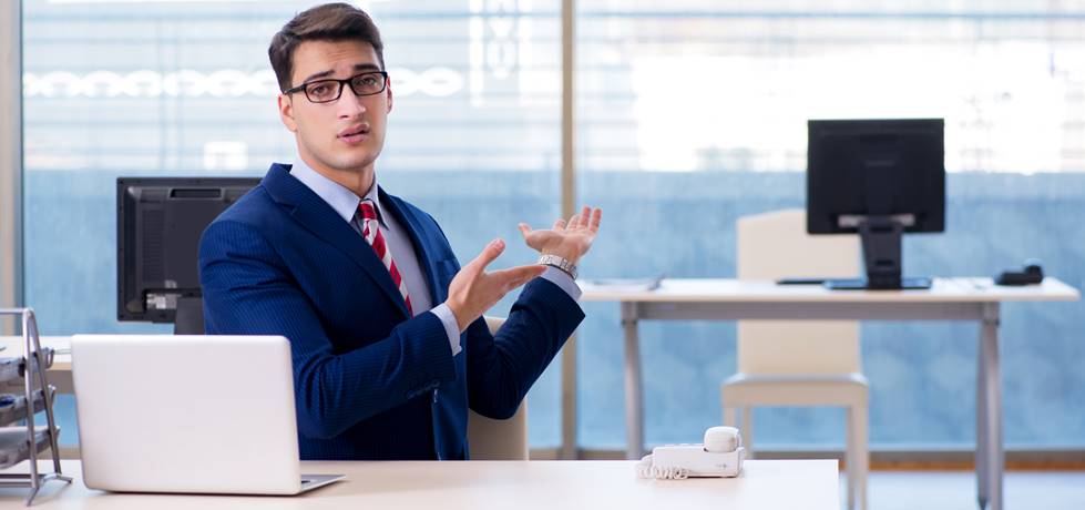 colega apontando cadeira vazia do colega