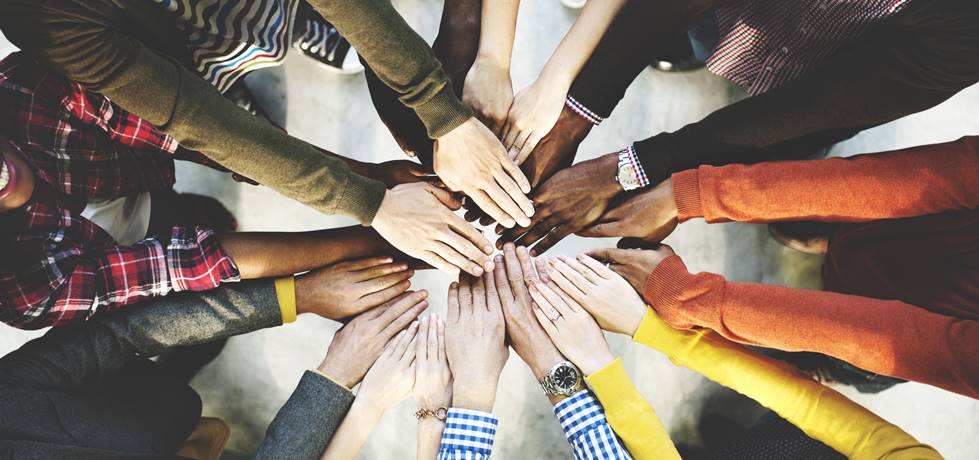 Grupo de mãos diversas juntas unindo