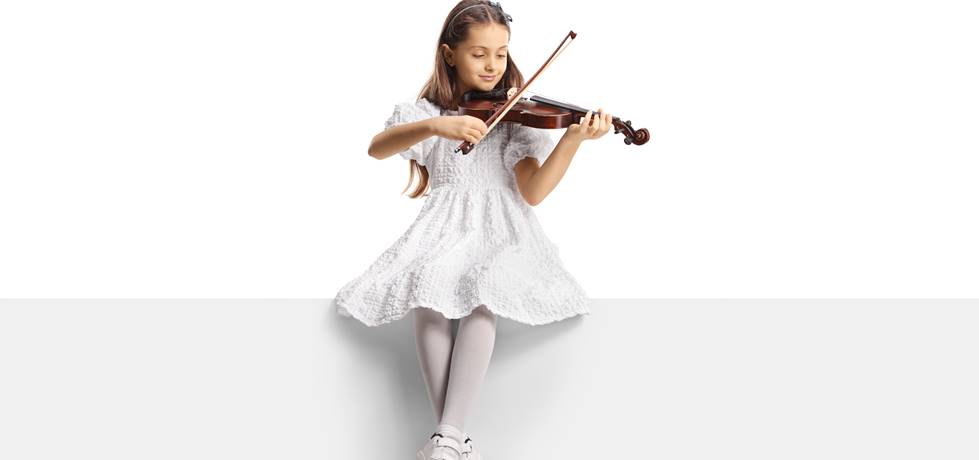 menina tocando violino