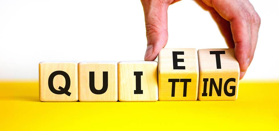 Bloco de madeira escrito quiet quitting