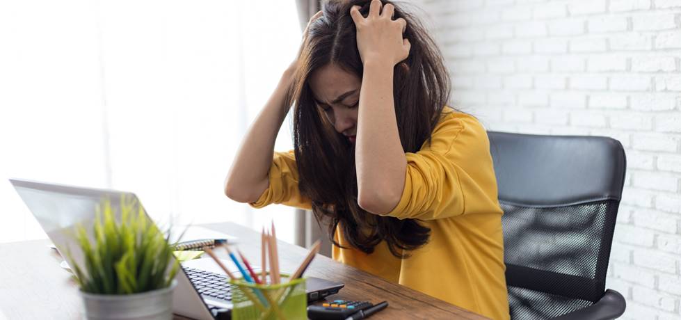 mulher estressada na frente do computador
