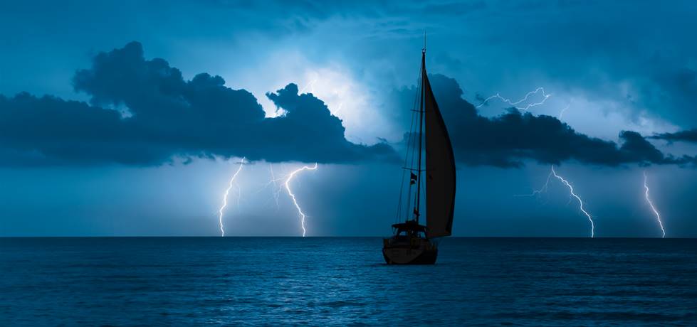 barco na tempestade